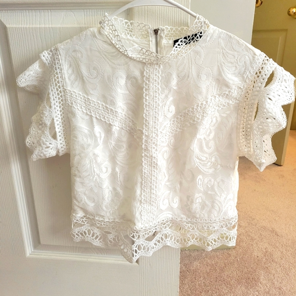Cropped floral embroidered white top, size XL